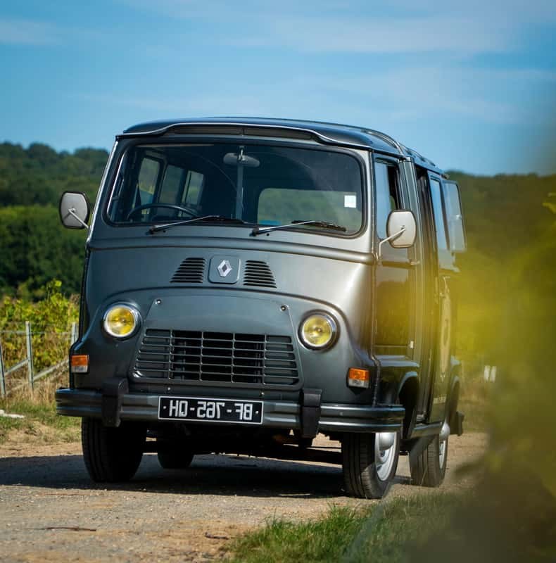 From Epernay : Champagne tasting with a vintage car